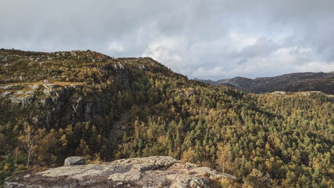 Utforska vackra vandringsleder i Norge illustration